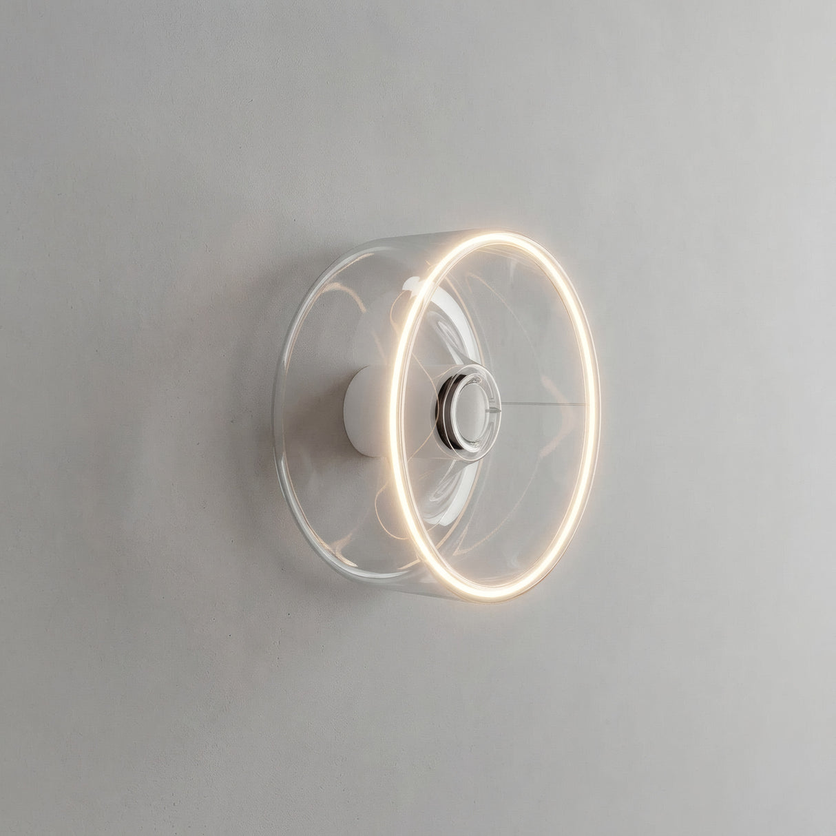 LED-Donut-Lampe E27 aus klarem Glas, Ø 195 mm, eingeschaltet als Wandleuchte in einem reduzierten Interieur