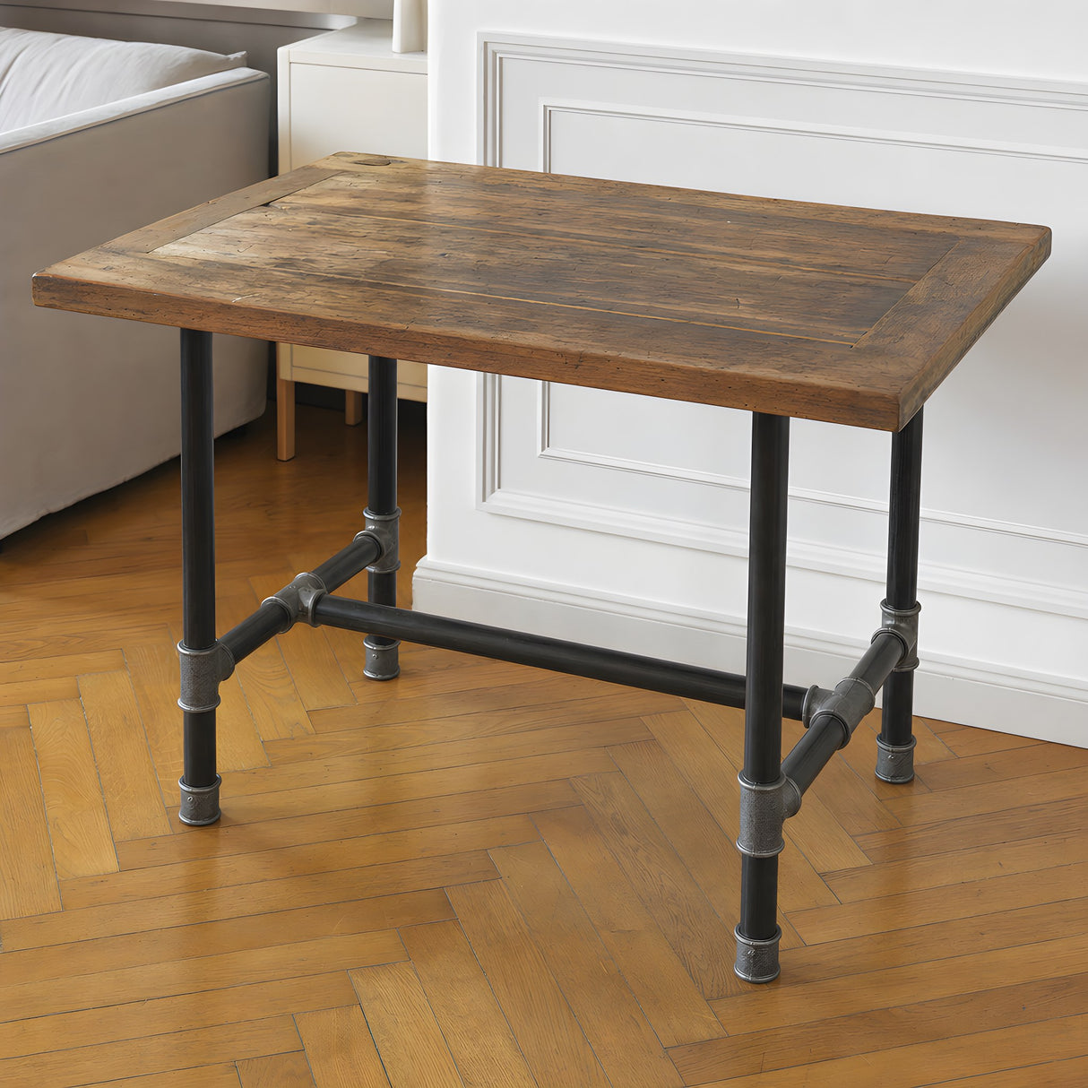 Esstisch-Gestell, Gusseisen und lackierter Stahl, H-Form Ø 42 mm, im Raum unter einer Platte aus einer alten Holztür