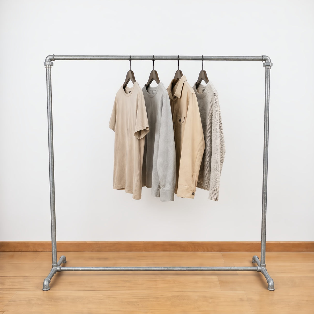 Verzinkter industrieller Kleiderständer mit Kleidung auf Kleiderbügeln beladen