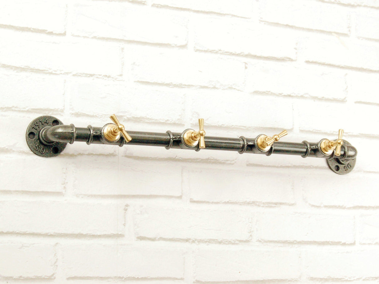 portemanteau mural en fonte avec têtes de robinet en laiton style loft