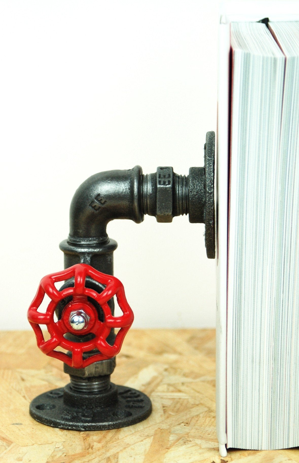 Serre-livres en raccords de plomberie pour un style brut