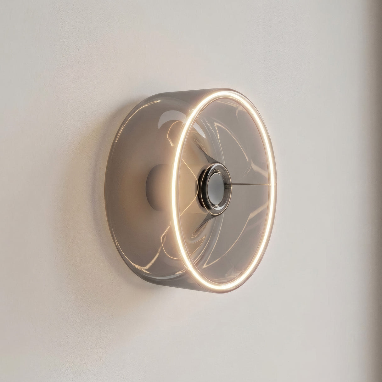 LED-Donut-Lampe E27 aus Rauchglas, Ø 195 mm, eingeschaltet als Wandleuchte an einer schlichten hellen Wand
