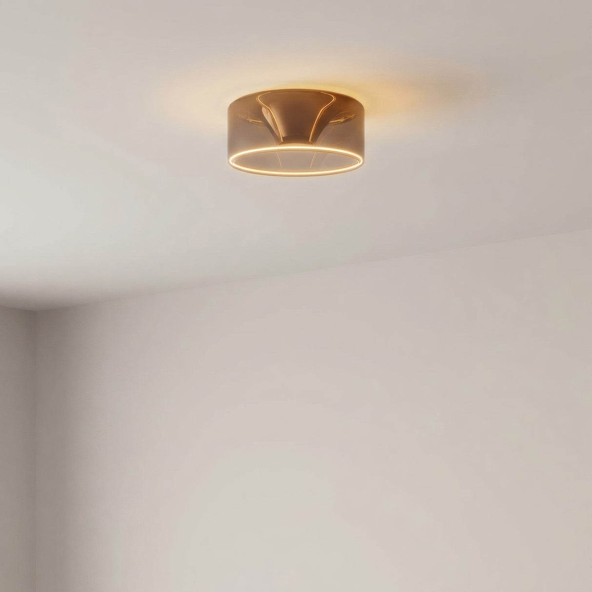 LED-Donut-Lampe E27 aus Rauchglas, Ø 195 mm, eingeschaltet an der Decke eines Raums mit hellen Wänden