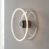 LED-Donut-Lampe E27 aus klarem Glas, Ø 195 mm, als Wandleuchte mit warmem Lichtschein