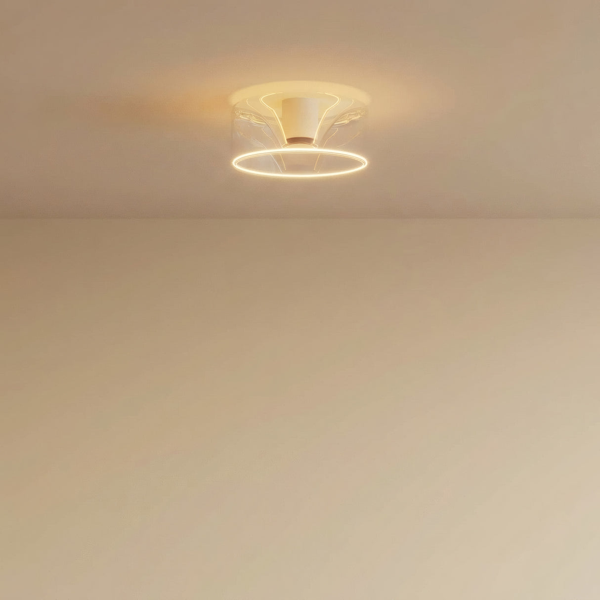 LED-Donut-Lampe E27 aus klarem Glas, Ø 195 mm, eingeschaltet an der Decke eines reduzierten Interieurs
