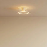 LED-Donut-Lampe E27 aus klarem Glas, Ø 195 mm, eingeschaltet an der Decke eines reduzierten Interieurs