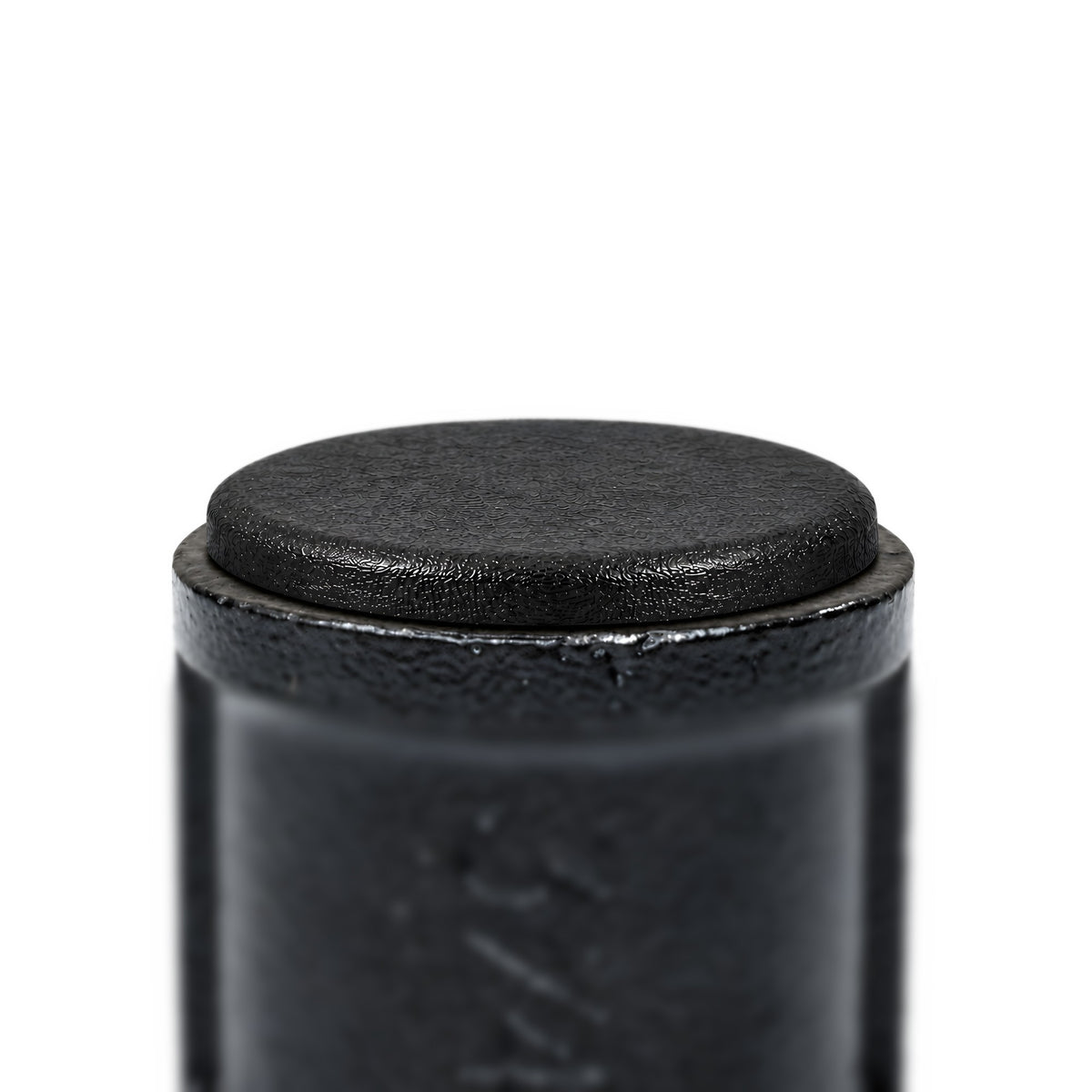 Schwarzer Lamellenstopfen in einer schwarz lackierten Deko-Muffe 3/4″