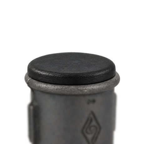 Schwarzer Lamellenstopfen verschließt eine Muffe aus schwarzem Temperguss Eco