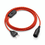 Lampe mit verdrilltem Textilkabel, Seideneffekt Feuerrot, Fassung E14