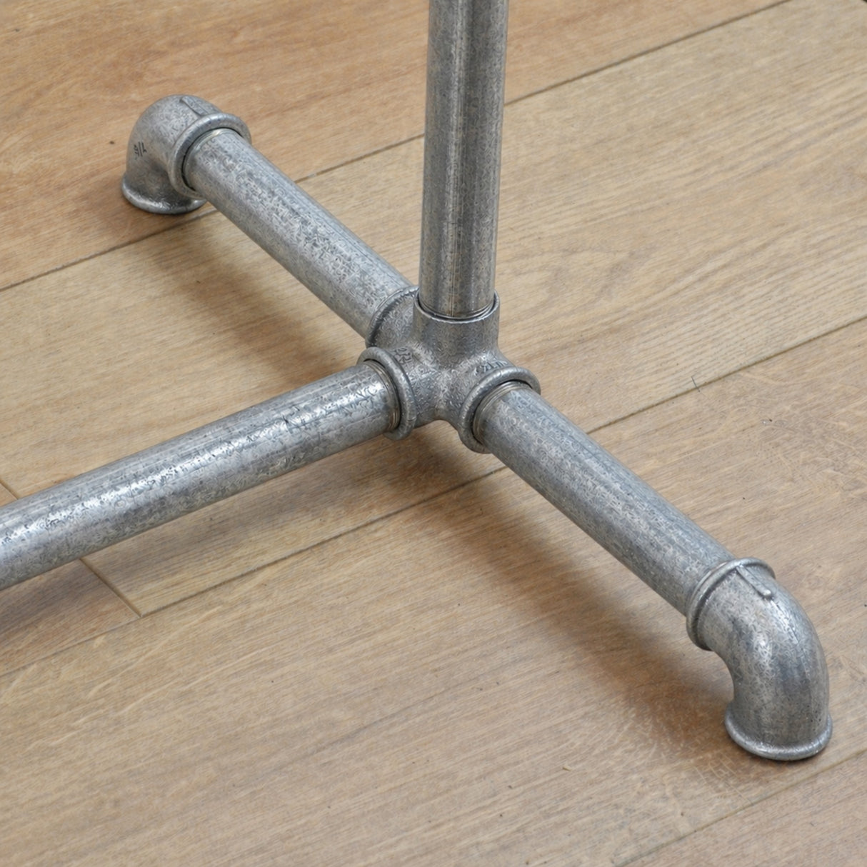 Detail des verstärkten Fußes des verzinkten industriellen Kleiderständers