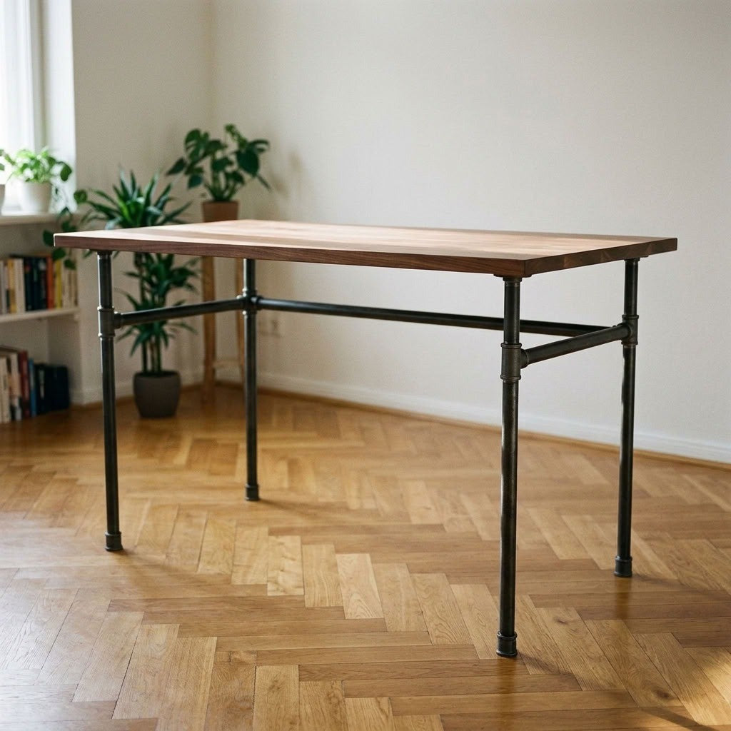 Industrieller Schreibtisch mit Nussbaumplatte auf Gestell in U-Form aus Gusseisen und Stahl Ø 27 mm, Wohnszene (Platte nicht im Lieferumfang)