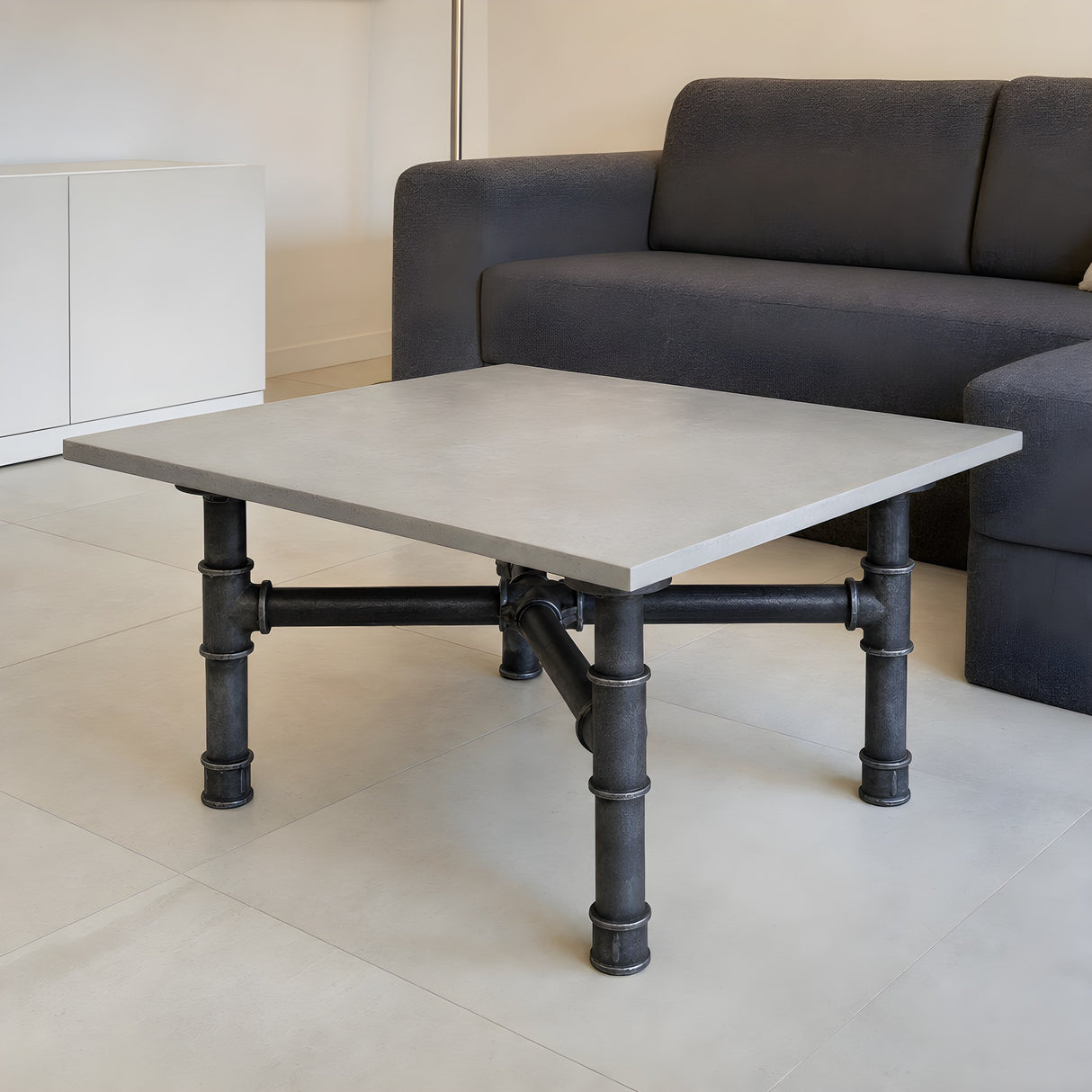 Couchtisch-Gestell, Gusseisen und lackierter Stahl, Kreuz Ø 42 mm, im Raum unter einer hellen geschliffenen Betonplatte