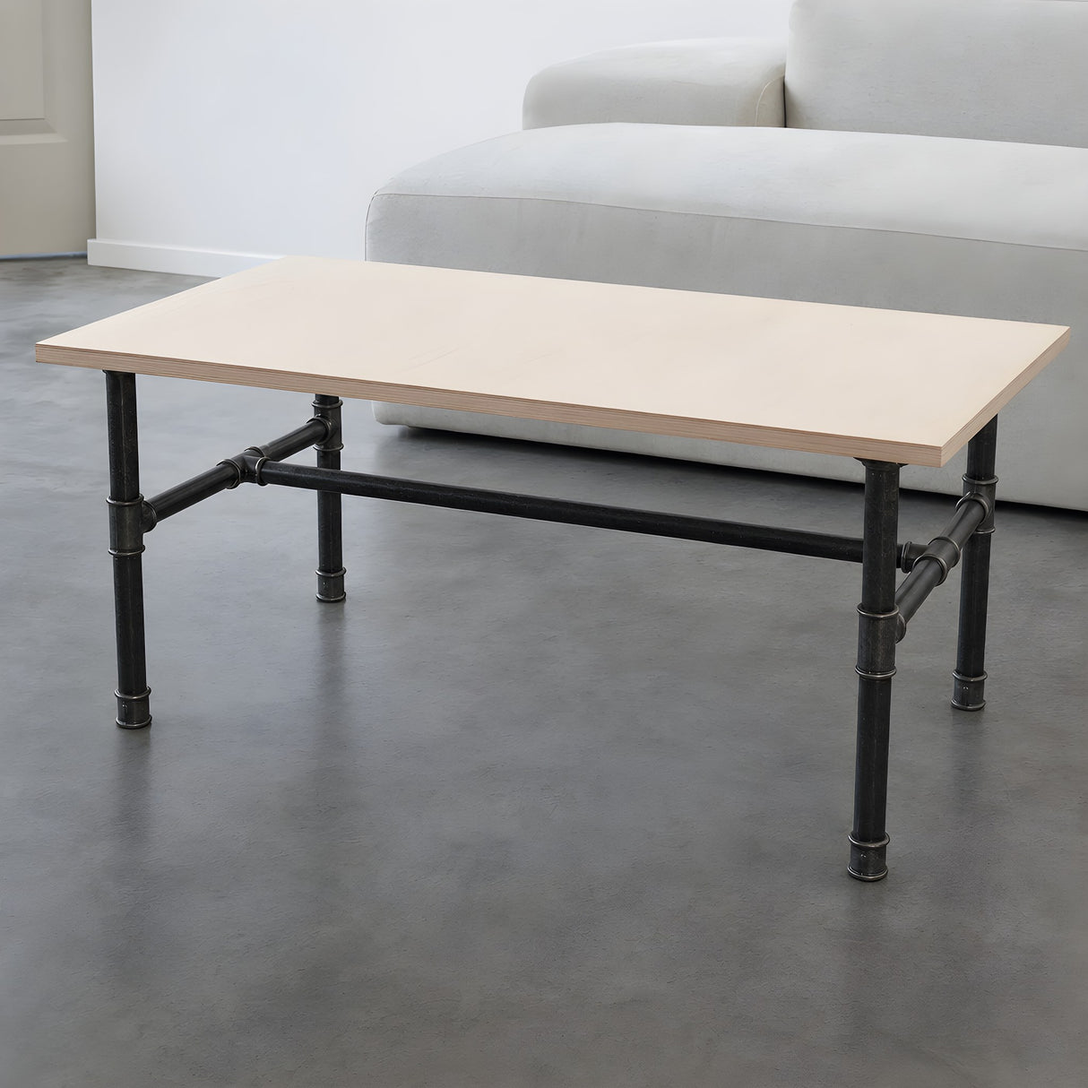 Couchtisch-Gestell, Gusseisen und lackierter Stahl, H-Form Ø 27 mm, im Raum unter einer Platte aus Birkensperrholz
