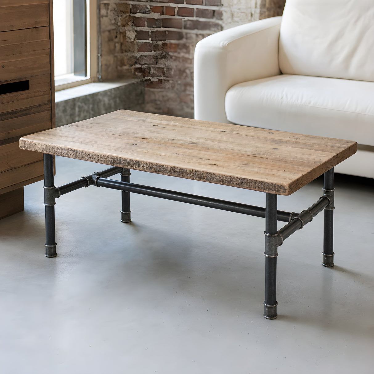 Couchtisch-Gestell, Gusseisen und lackierter Stahl, H-Form Ø 34 mm, im Raum unter einer Platte aus wiederverwendetem Kiefernholz