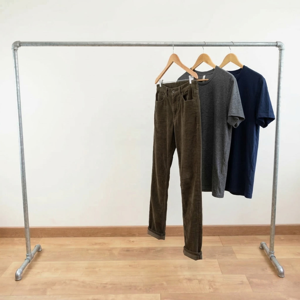 Verzinkter Kleiderständer mit Kleidung auf Bügeln beladen