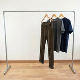 Verzinkter Kleiderständer mit Kleidung auf Bügeln beladen