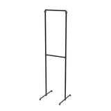 Portant à vêtements autoportant double niveau en tuyaux de plomberie noirs Ø 27 mm — largeur 50 cm, hauteur 216 cm, vue de trois quarts sur fond blanc