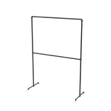 Portant à vêtements autoportant double niveau en tuyaux de plomberie noirs Ø 27 mm — largeur 150 cm, hauteur 216 cm, vue de trois quarts sur fond blanc