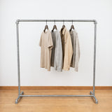 Verzinkter industrieller Kleiderständer mit Kleidung auf Kleiderbügeln beladen