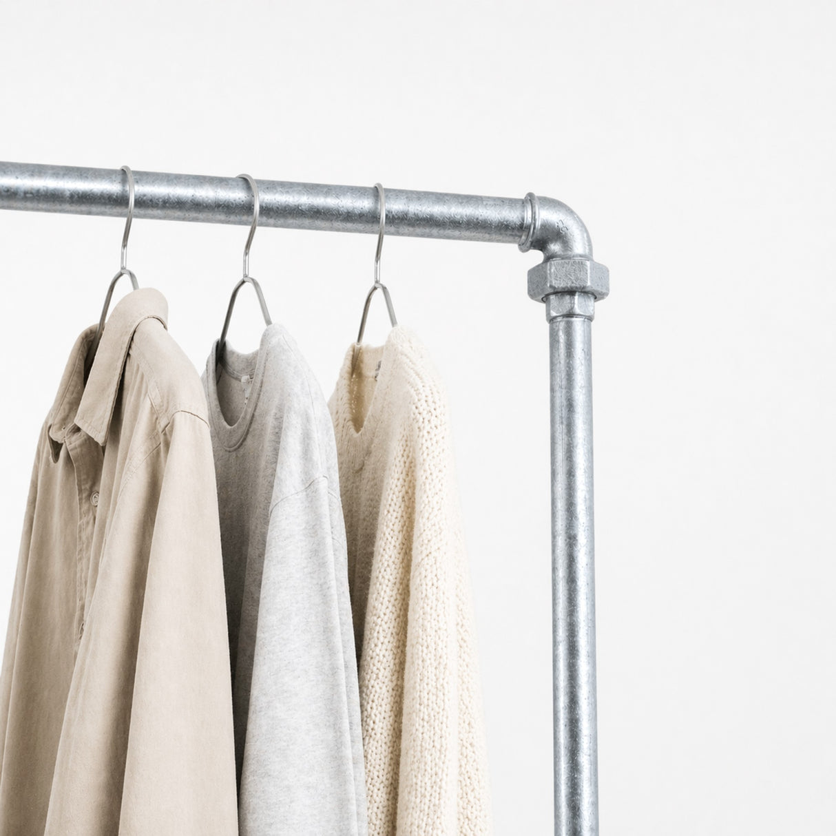 Industrieller verzinkter Kleiderständer mit Bodenverstärkungsstange