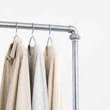 Industrieller verzinkter Kleiderständer mit Bodenverstärkungsstange