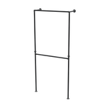 Portant de penderie sol-mur à deux barres en tuyaux de plomberie noirs Ø 27 mm — largeur 90 cm, vue de trois quarts sur fond blanc
