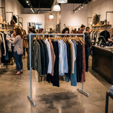 Einfacher verzinkter Kleiderständer in einer hellen Innenraumsituation