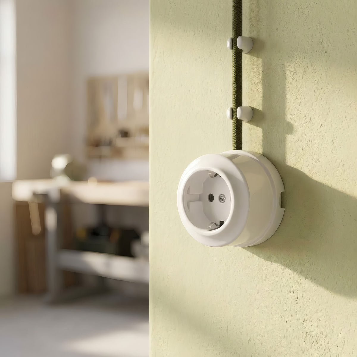 Wandsteckdose aus Porzellan — Schuko 2P+T 16 A / Weiß