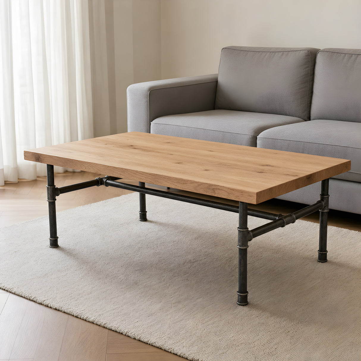 Couchtisch im Industriestil mit heller Eichenplatte auf Gusseisen-Gestell in H-Form, Wohnbeispiel (Platte nicht im Lieferumfang)