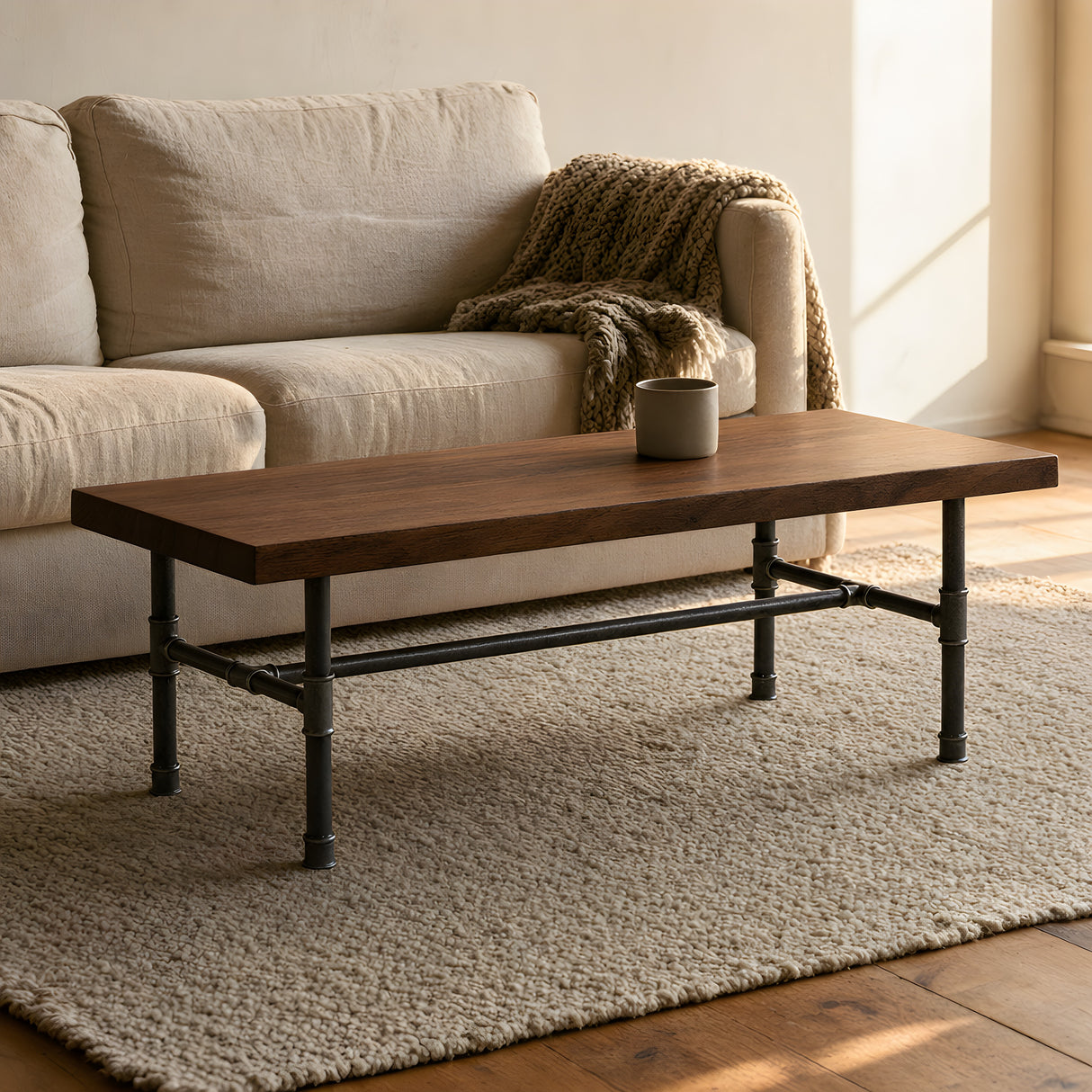 Couchtisch mit Nussbaumplatte auf Gusseisen-Gestell in H-Form im Wohnzimmer, Wohnbeispiel (Platte nicht im Lieferumfang)